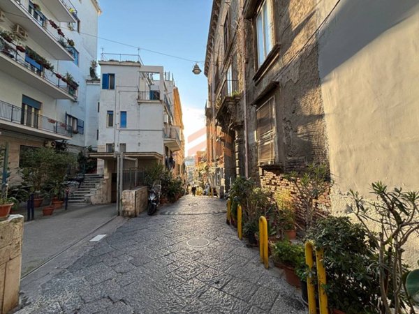 appartamento in vendita a Napoli in zona Chiaia