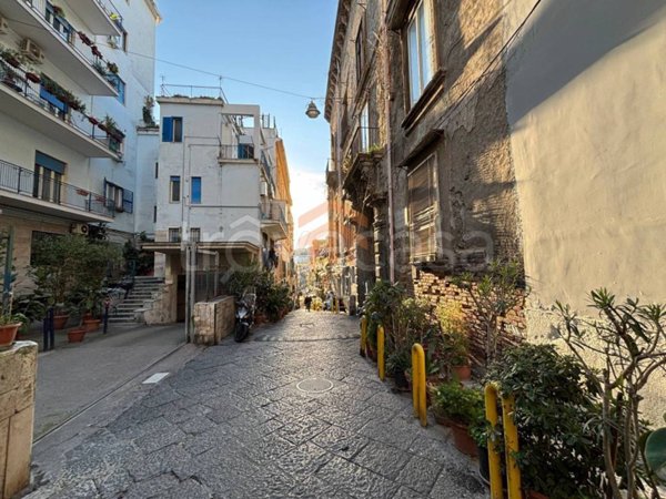 appartamento in vendita a Napoli in zona Chiaia