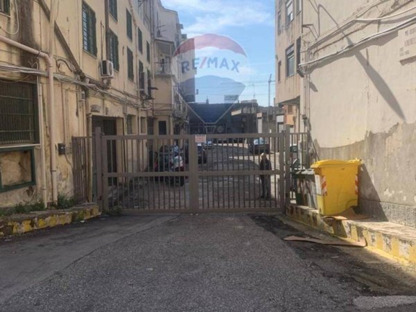 negozio in vendita a Napoli in zona Barra