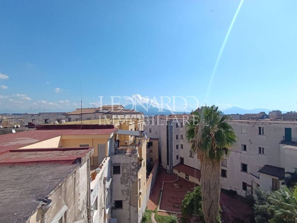appartamento in vendita a Napoli in zona San Carlo all'Arena