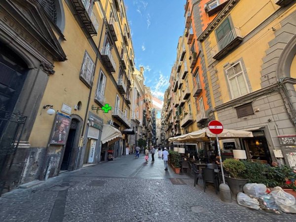 appartamento in vendita a Napoli in zona Chiaia