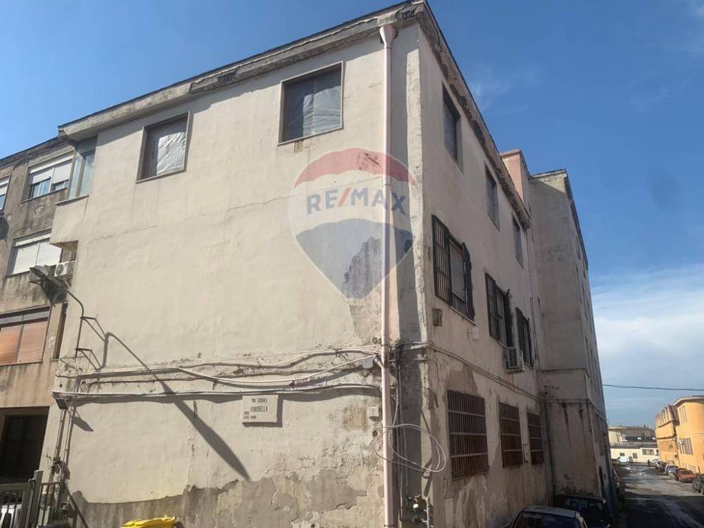 locale commerciale in vendita a Napoli in zona Ponticelli