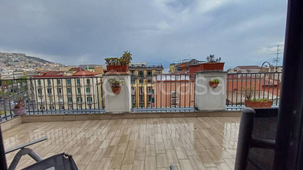 appartamento in vendita a Napoli in zona Chiaia