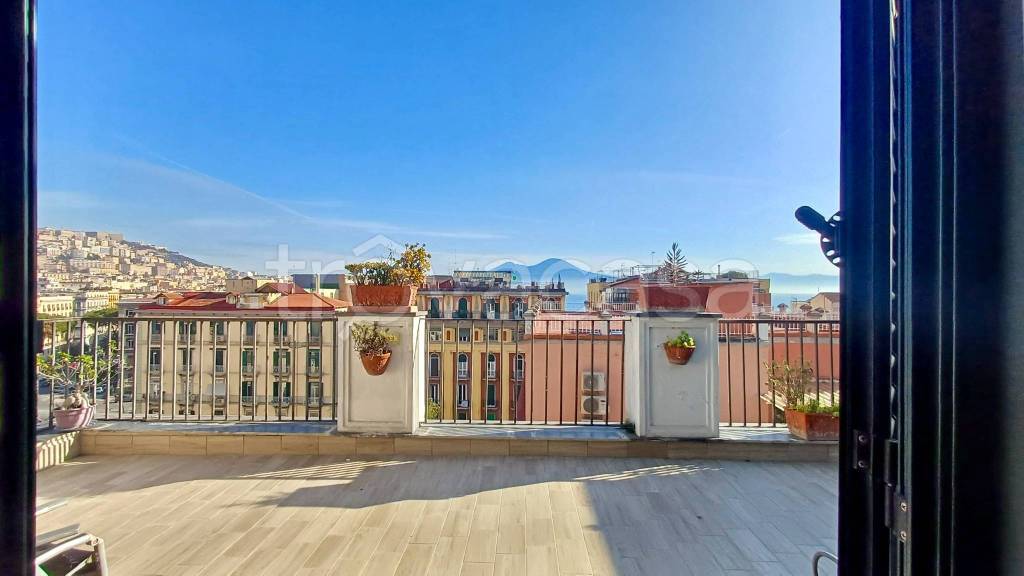 appartamento in vendita a Napoli in zona Chiaia