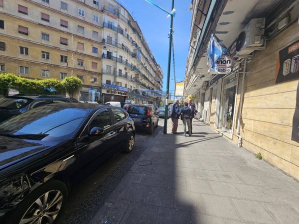 negozio in vendita a Napoli in zona Fuorigrotta