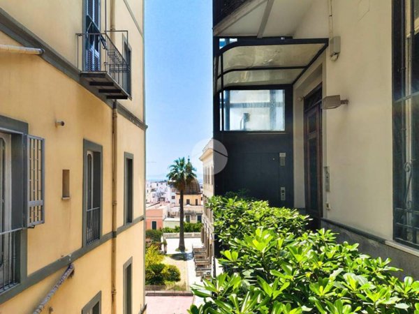 appartamento in vendita a Napoli in zona Chiaia