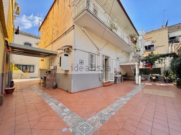 appartamento in vendita a Napoli in zona Chiaia