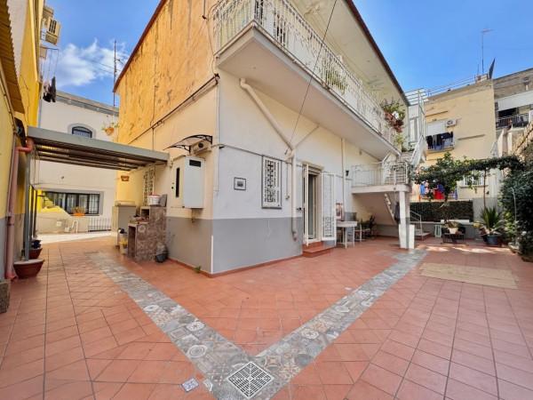 appartamento in vendita a Napoli in zona Chiaia