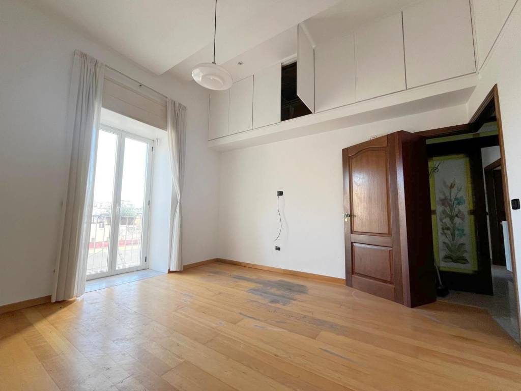 appartamento in vendita a Napoli in zona Chiaia