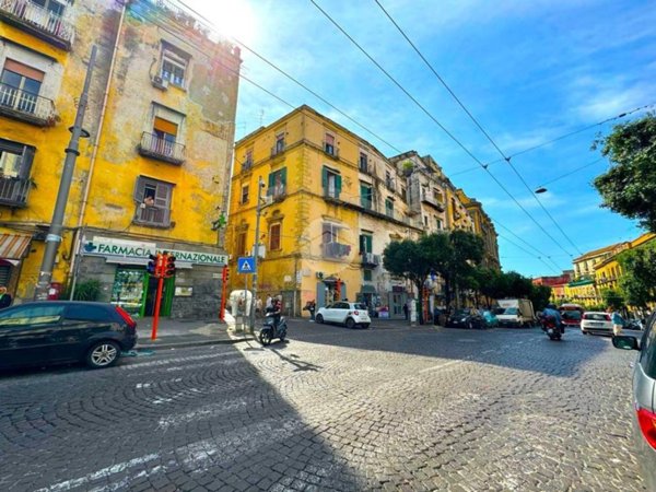 appartamento in vendita a Napoli in zona San Carlo all'Arena