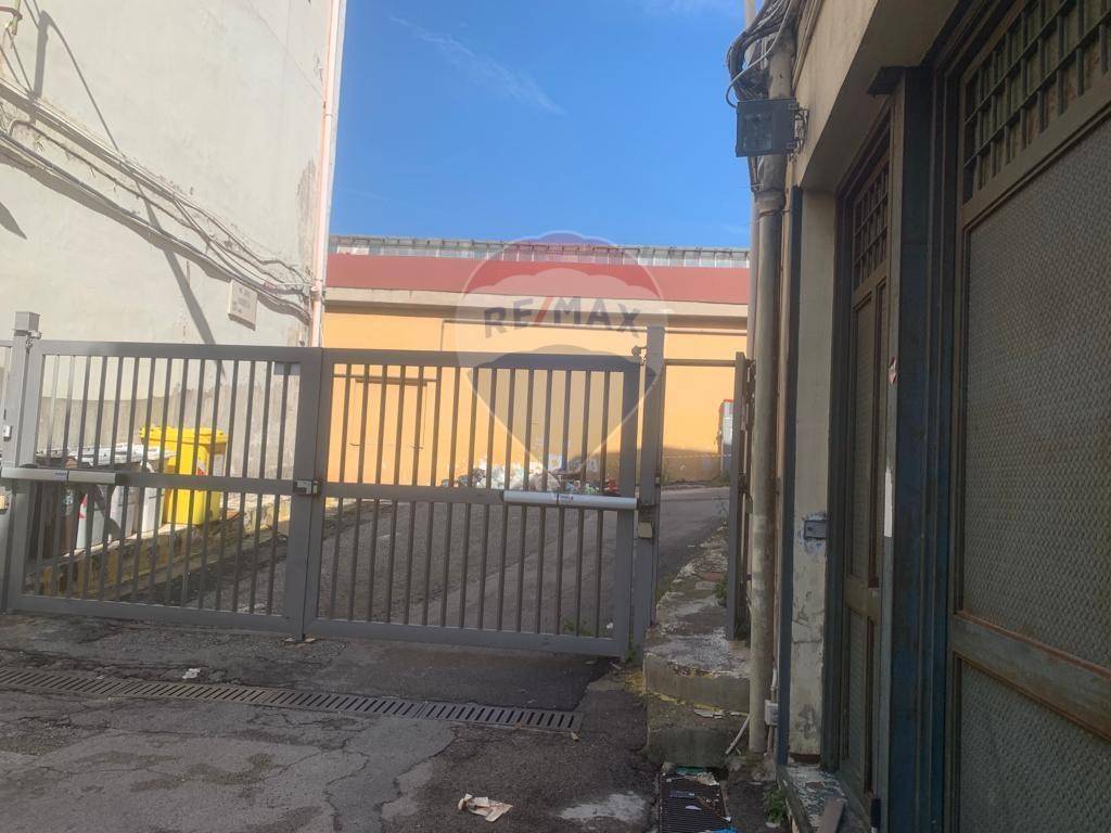 negozio in vendita a Napoli in zona Zona Industriale-Ferrovia