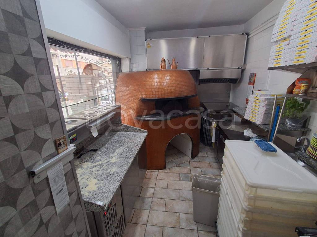 negozio in vendita a Napoli in zona Fuorigrotta