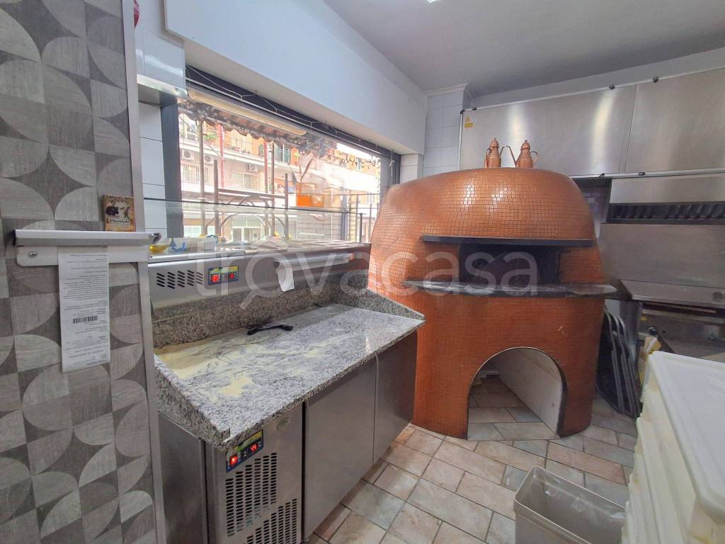negozio in vendita a Napoli in zona Fuorigrotta