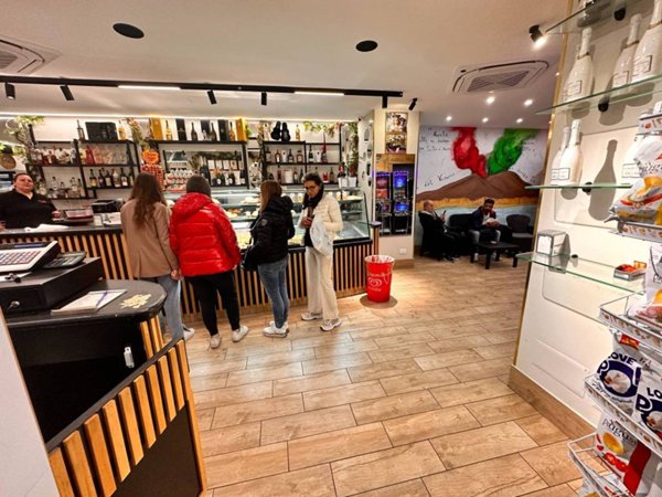 negozio in vendita a Napoli in zona Pendino / San Giuseppe