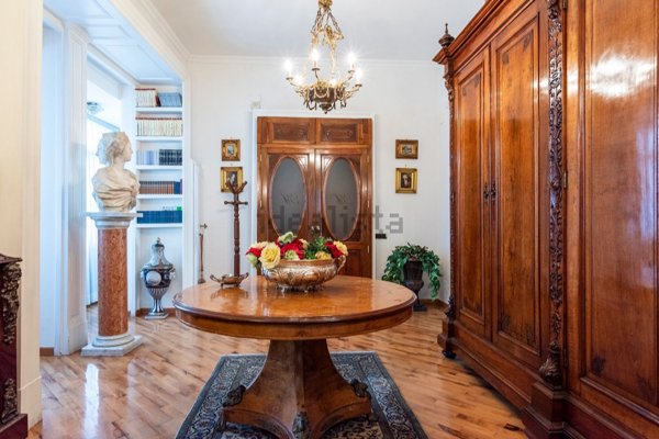 appartamento in vendita a Napoli in zona Pendino / San Giuseppe