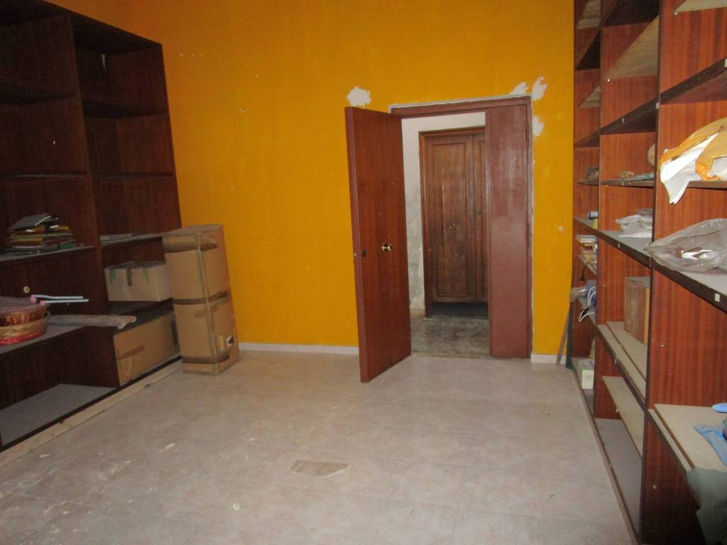 ufficio in vendita a Napoli in zona Vicaria