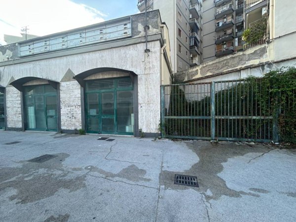 negozio in vendita a Napoli in zona Zona Industriale-Ferrovia