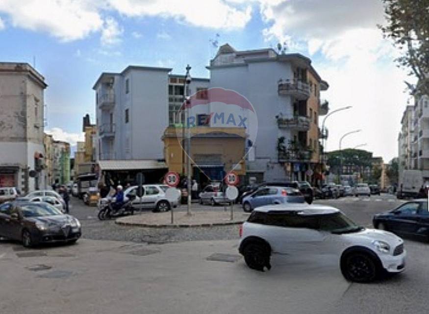 locale di sgombero in vendita a Napoli