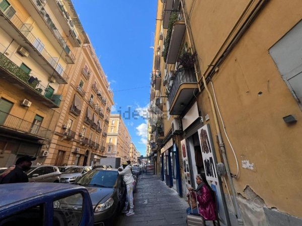 locale commerciale in vendita a Napoli in zona Vicaria