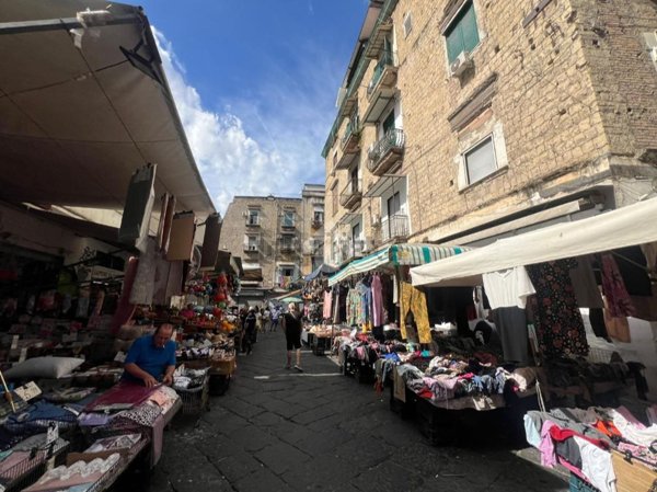 locale commerciale in vendita a Napoli in zona San Lorenzo