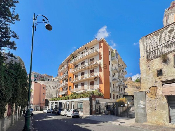 locale commerciale in vendita a Napoli in zona Chiaia