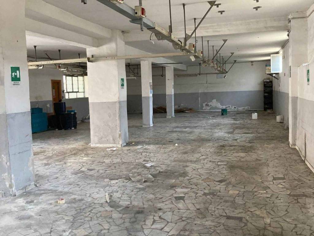 locale commerciale in vendita a Napoli in zona Chiaiano