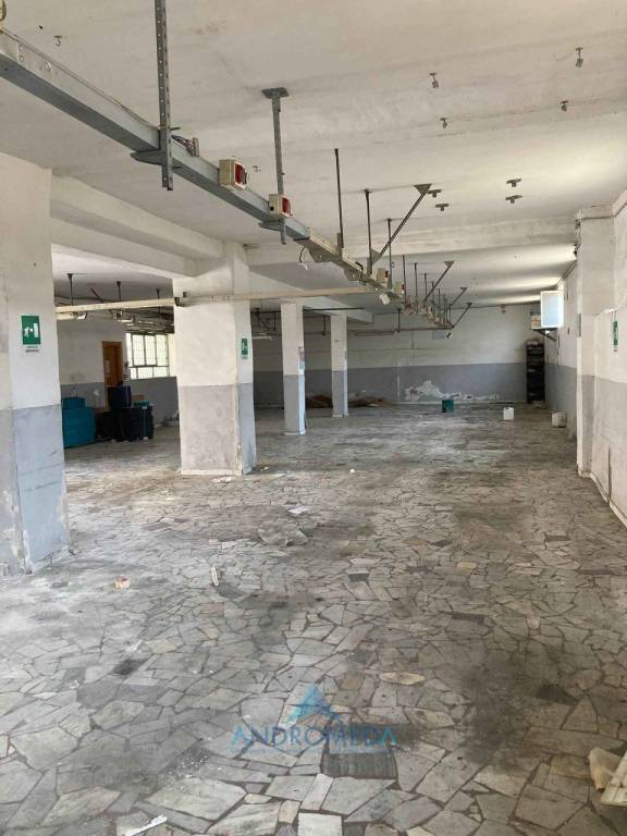 locale commerciale in vendita a Napoli in zona Piscinola