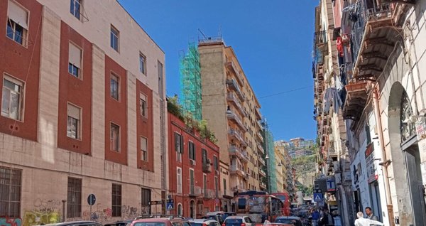 appartamento in vendita a Napoli in zona Chiaia