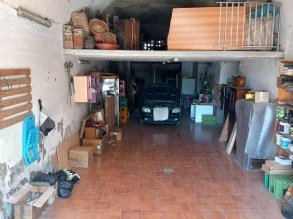 locale commerciale in vendita a Napoli in zona Soccavo