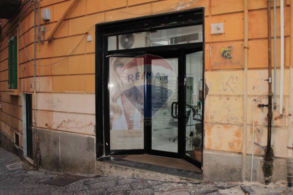 locale commerciale in vendita a Napoli in zona Chiaia