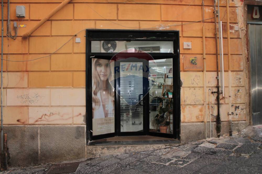 locale commerciale in vendita a Napoli in zona Chiaia