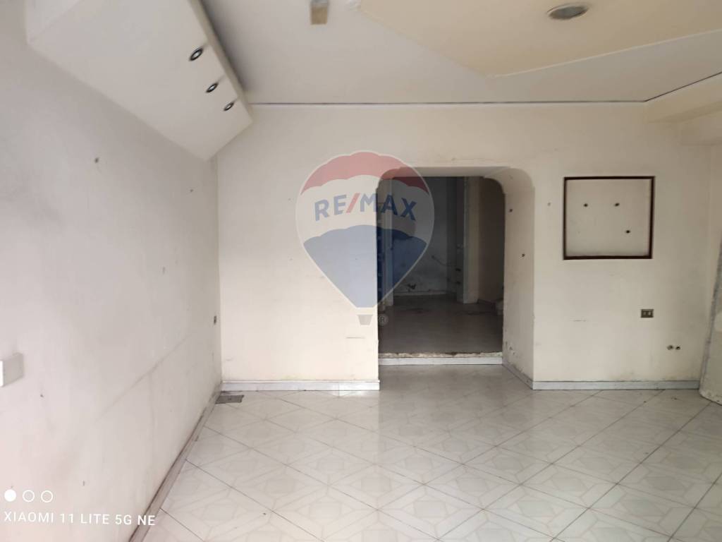 negozio in vendita a Napoli in zona San Carlo all'Arena