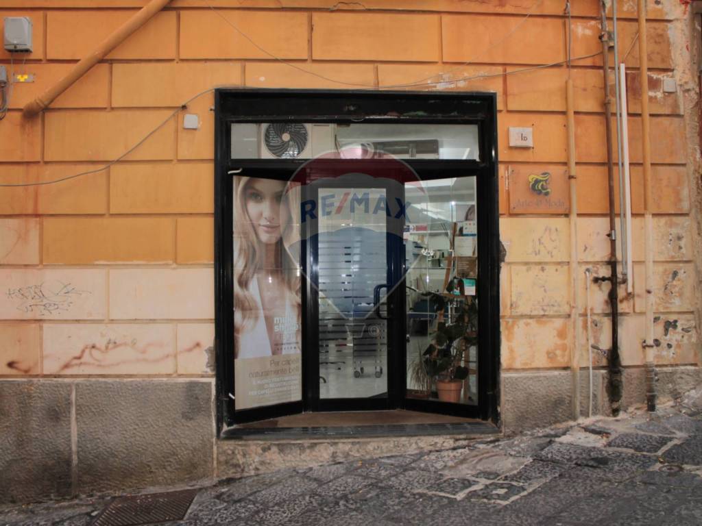 negozio in vendita a Napoli in zona Chiaia