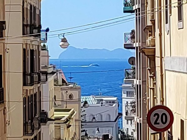 negozio in vendita a Napoli in zona Chiaia