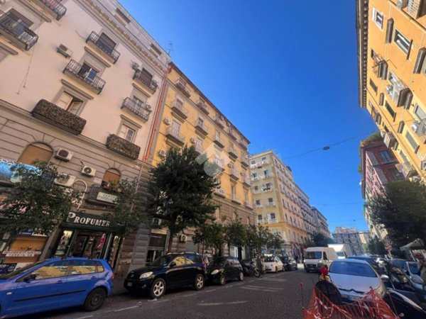 locale commerciale in vendita a Napoli in zona Vicaria