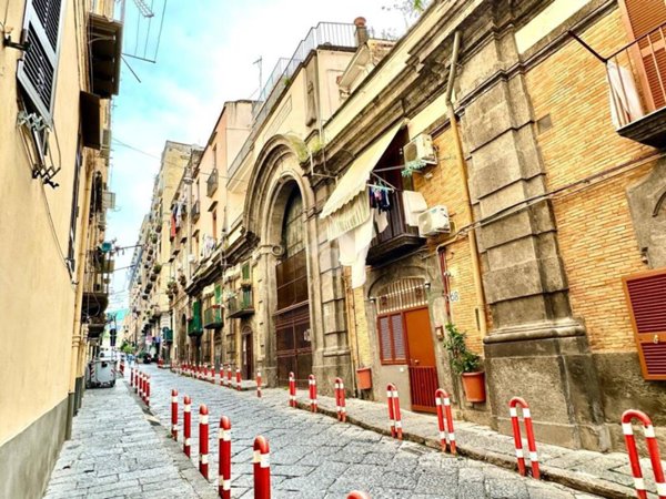 appartamento in vendita a Napoli in zona Chiaia