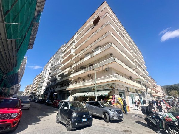 locale commerciale in vendita a Napoli in zona Pianura