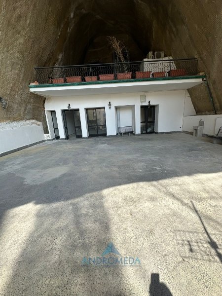 ufficio in vendita a Napoli in zona Posillipo