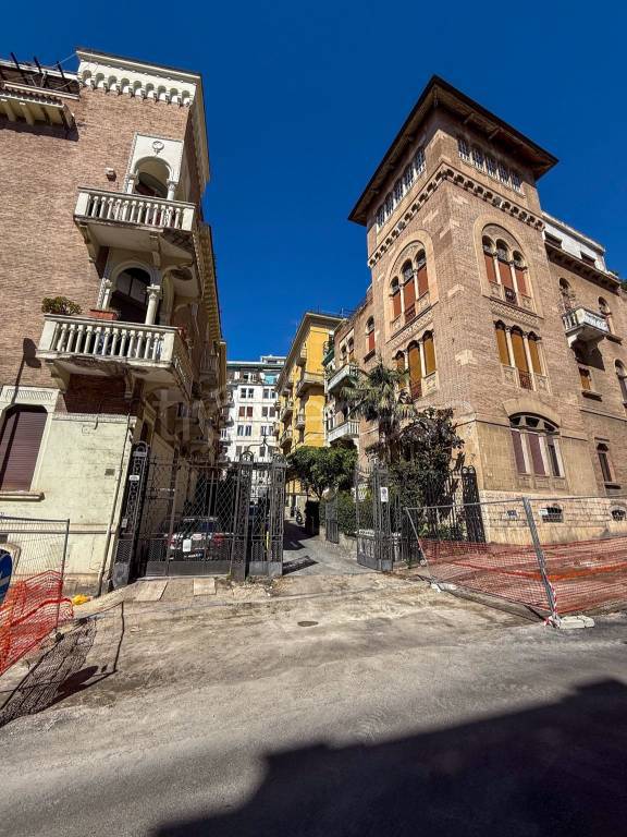 appartamento in vendita a Napoli in zona Chiaia
