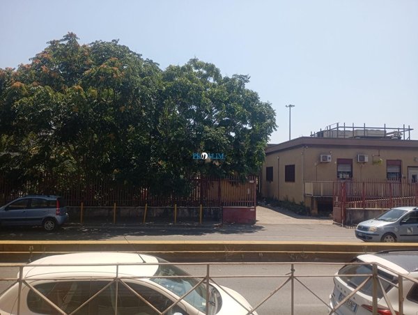 locale commerciale in vendita a Napoli in zona Barra