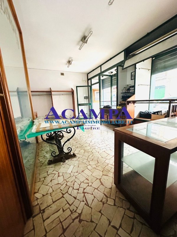 negozio in vendita a Napoli in zona Secondigliano