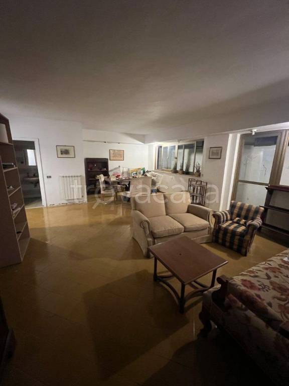 locale commerciale in vendita a Napoli in zona Posillipo