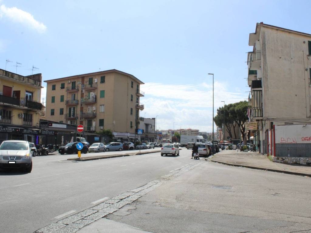 negozio in vendita a Napoli in zona Barra