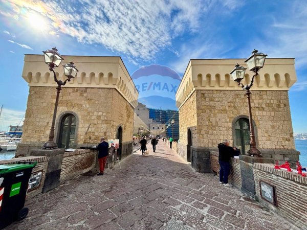 appartamento in vendita a Napoli in zona Chiaia