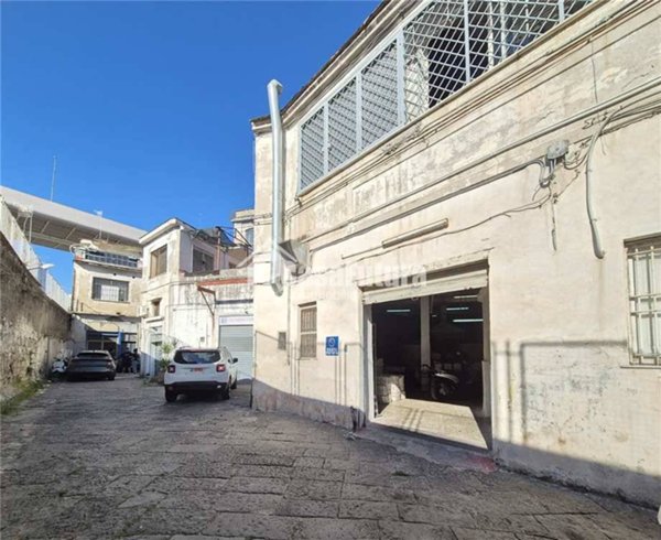 negozio in vendita a Napoli in zona Poggioreale