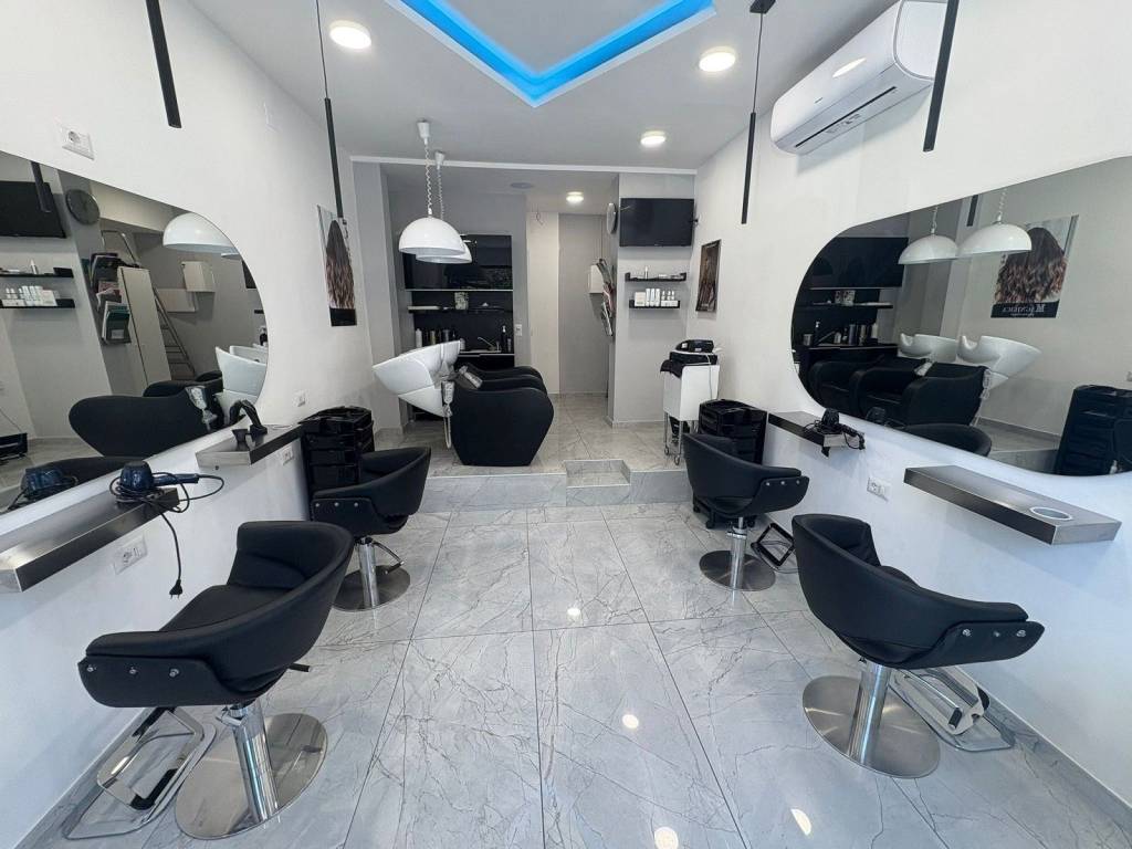 negozio in vendita a Napoli in zona Fuorigrotta