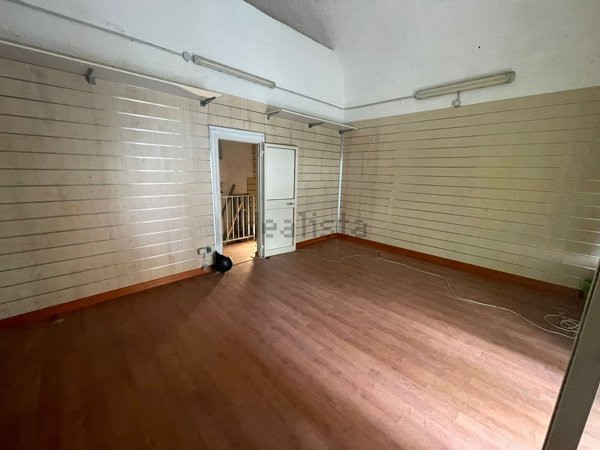 locale commerciale in vendita a Napoli in zona Chiaia