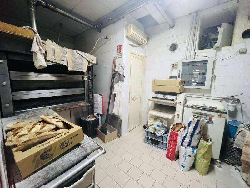 negozio in vendita a Napoli in zona Bagnoli