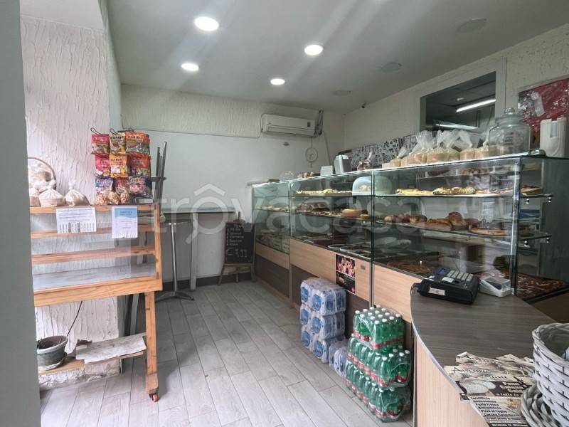 negozio in vendita a Napoli in zona Fuorigrotta