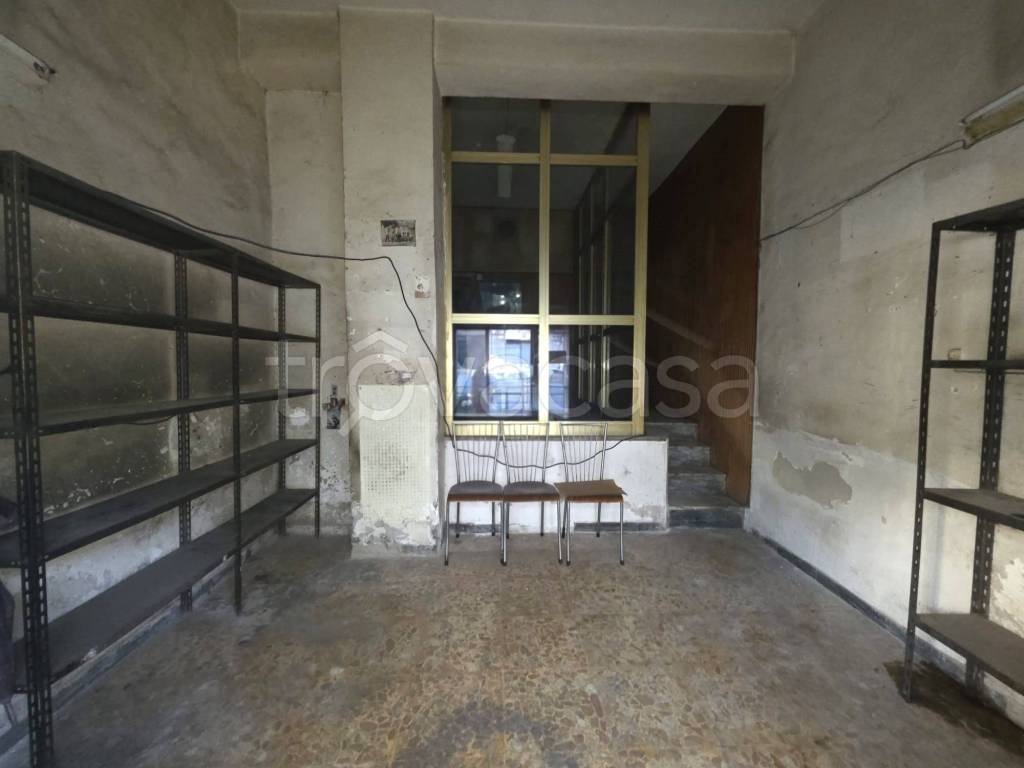 negozio in vendita a Napoli in zona San Carlo all'Arena